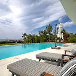 J&c Seacave With Infinity Pool 펜션 파포스